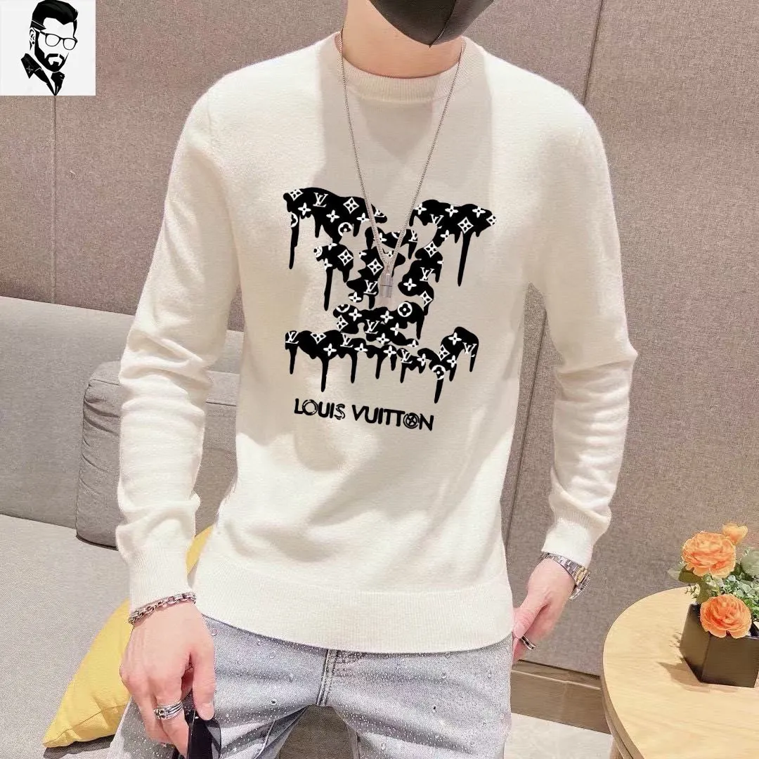 🅿️240 【LV Louis Vuitton】Autumn and winter classic round neck pullover sweater, in full condition! ! ! Wool blended fabric, the latest model in 2025, golden ratio! ! Slim-fitting soft gold, versatile and practical item, the combination and practicality are extremely powerful, simple and elegant, and classy! To create your own style, it is highly recommended to buy it in two colors. The standard slim fit tailoring process is suitable for both young and old men. It is knitted from wool and will not cause any discomfort! While keeping warm, it is stylish, textured and wearable, and the classic logo with contrasting colors on the chest feels in place! ! Recommended for regular customers! ! Size M-3XL (maximum wear: 190 pounds)